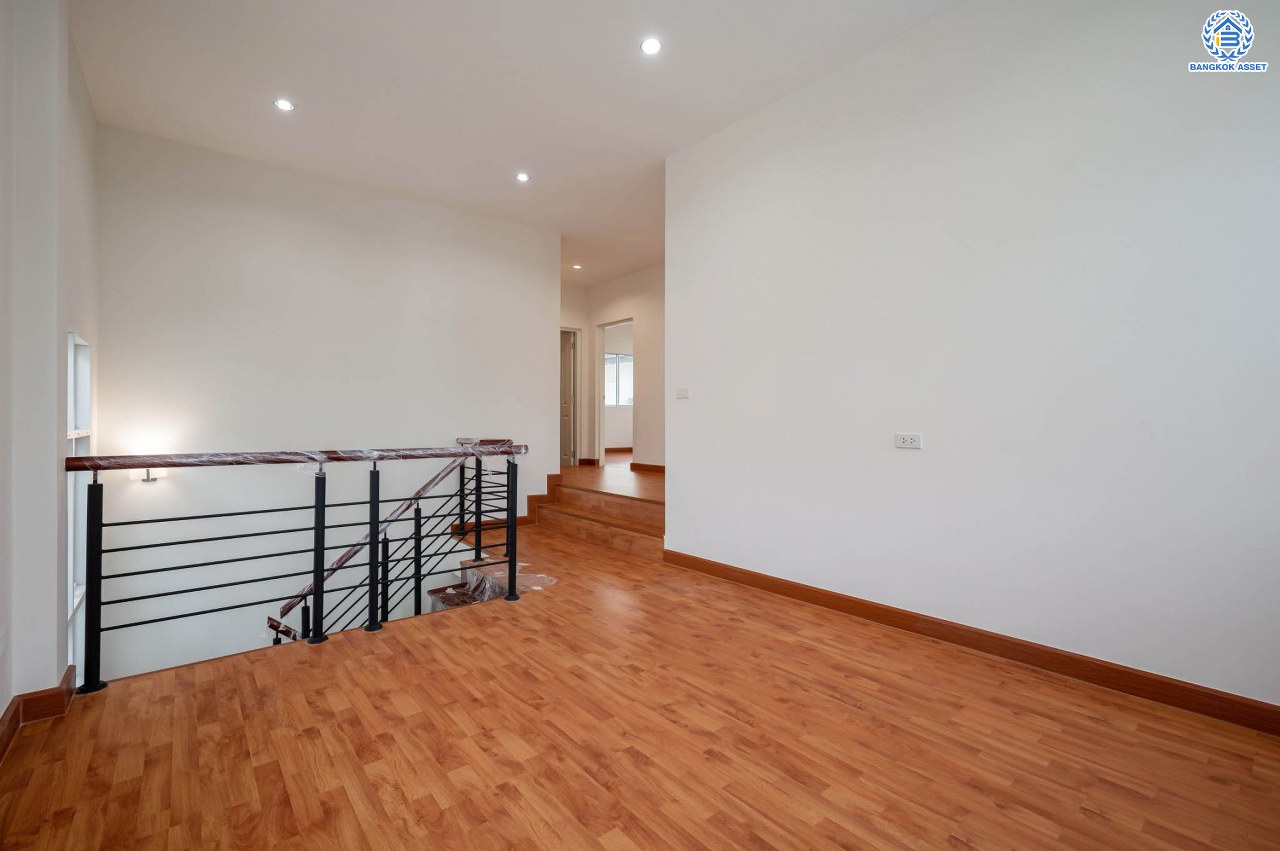 บ้านมือสองตกแต่งใหม่ โครงการ บางกอก บูเลอวาร์ด รามอินทรา แบรนด์ SC Asset เนื้อที่ 58.6 ตร.ว. ฟังก์ชัน 3 ห้องนอน 3 ห้องน้ำ ที่จอดรถ 2 คัน บนทำเลแห่งการเดินทาง เชื่อมต่อถนนรามอินทรา, ถนนรัชดา-รามอินทรา ใกล้จุดขึ้น "ทางด่วนรามอินทรา"  รถไฟฟ้าสายสีชมพู "สถานีวงแหวนรามอินทรา" และ ใกล้ห้างแฟชั่น ไอส์แลนด์